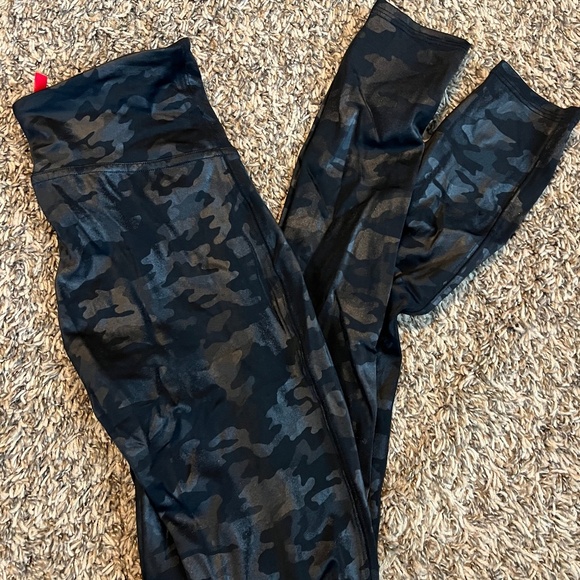 Spanx faux leather camo print full-length leggings size small - Picture 1 of 4